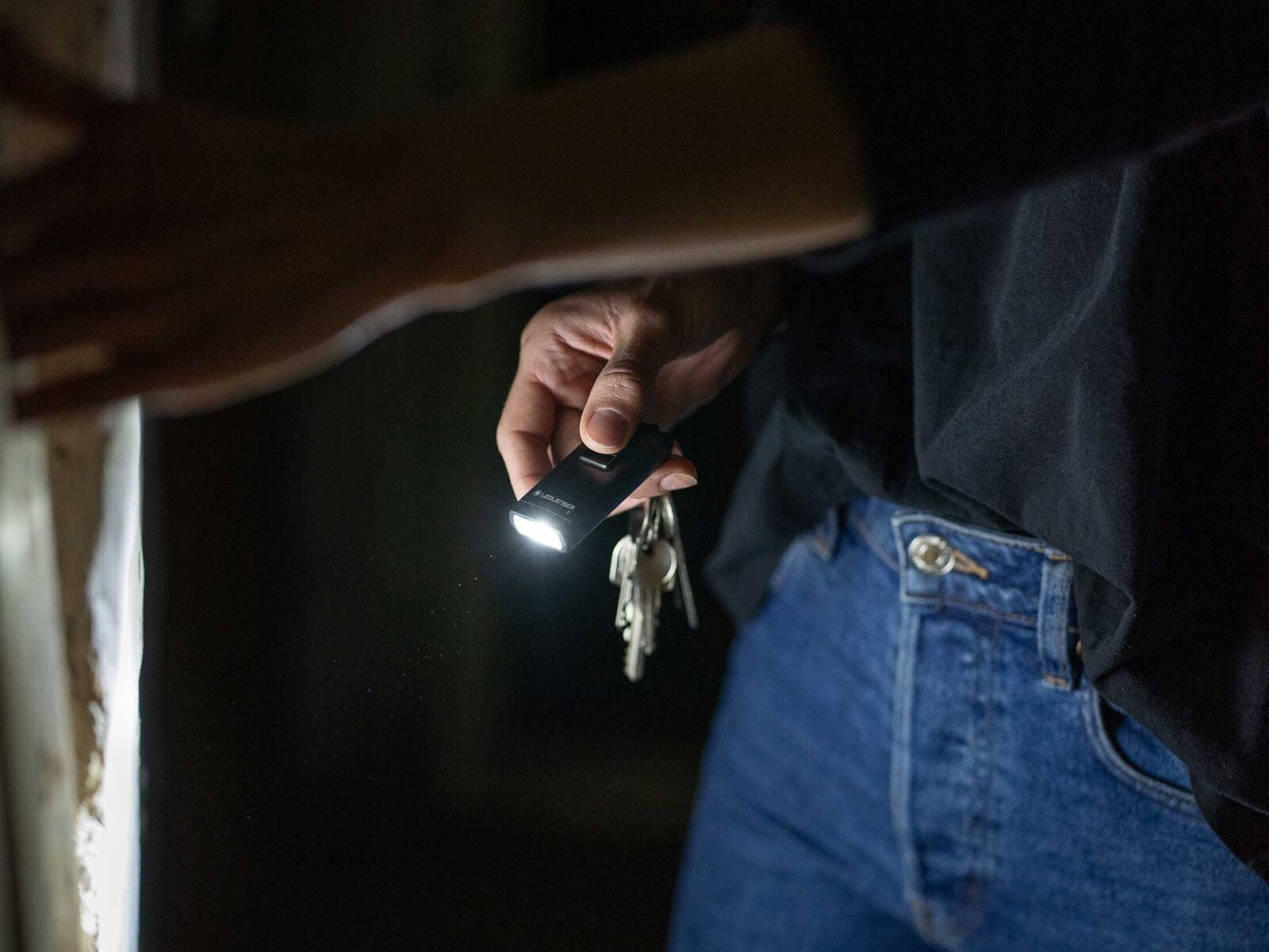 سلسلة مفاتيح كاي ٦ ار مزود بكشاف قابل للشحن ٤٠٠ لومن