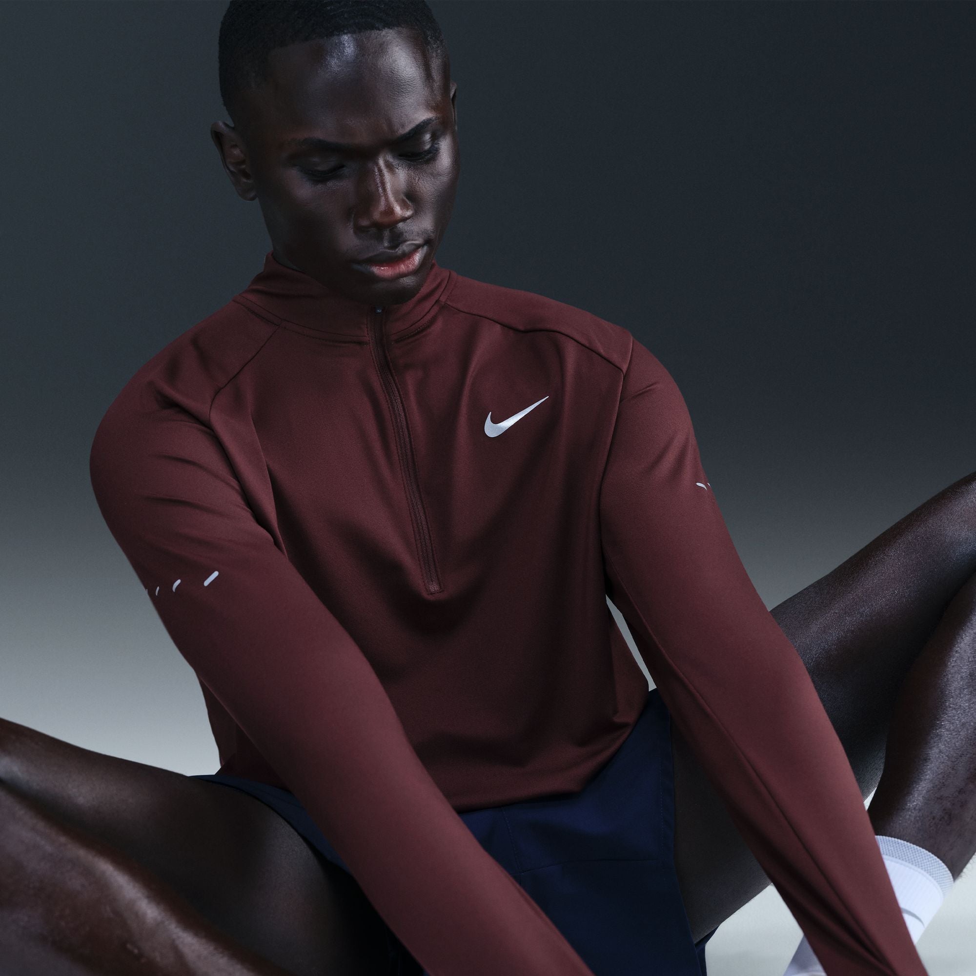 طبقة وسطى رجالية Dri-Fit Stride بنصف سحاب